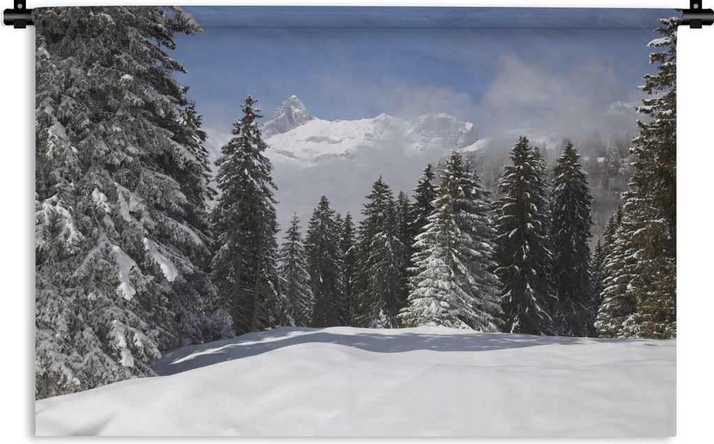 MuchoWow Wandteppich Wandbehang Die schneebedeckten Bäume in den Bergen schaffen eine weihnachtliche Atmosphäre 150x100 cm Tapisserie Dekoratio...