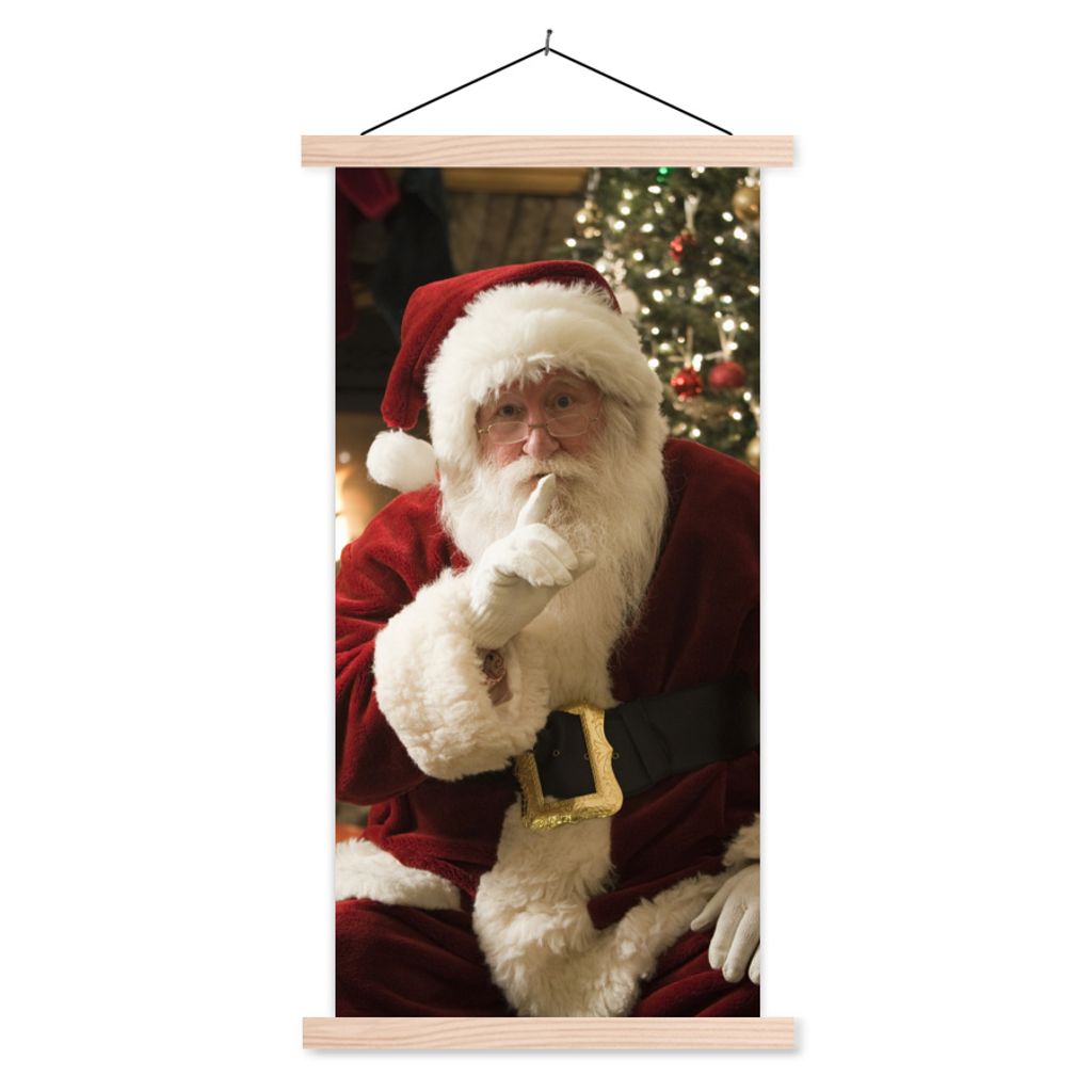 MuchoWow Textilposter Der Weihnachtsmann mit einem bunten Weihnachtsbaum im Hintergrund 40x80 cm mit holzfarbenen Rahmen - Wohnzimmer