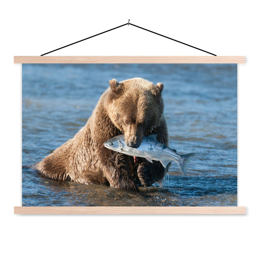 MuchoWow Textilposter Bär - Braun - Fisch 120x80 cm mit holzfarbenen Rahmen - Aufhängeset