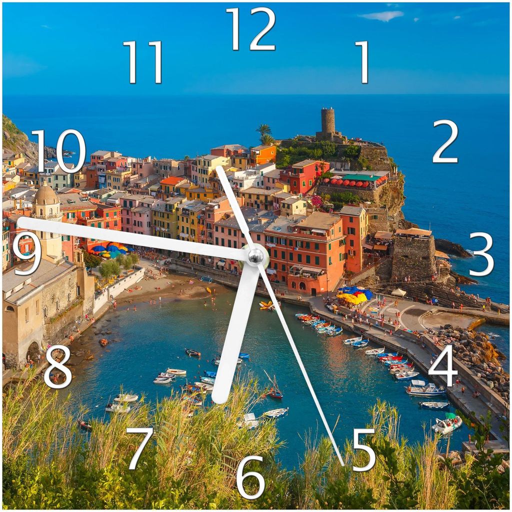 Wallario Design Wanduhr Farbenfrohes Küstendorf am Mittelmeer aus Echtglas, Größe 20 x 20 cm