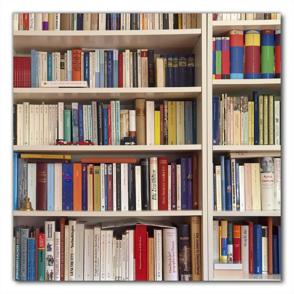 Wallario selbstklebende Möbelfolie/ Tischdecke für Innen und Außen, Größe: 80 x 80 cm - Weißes Bücherregal mit unterschiedlichen Büchern