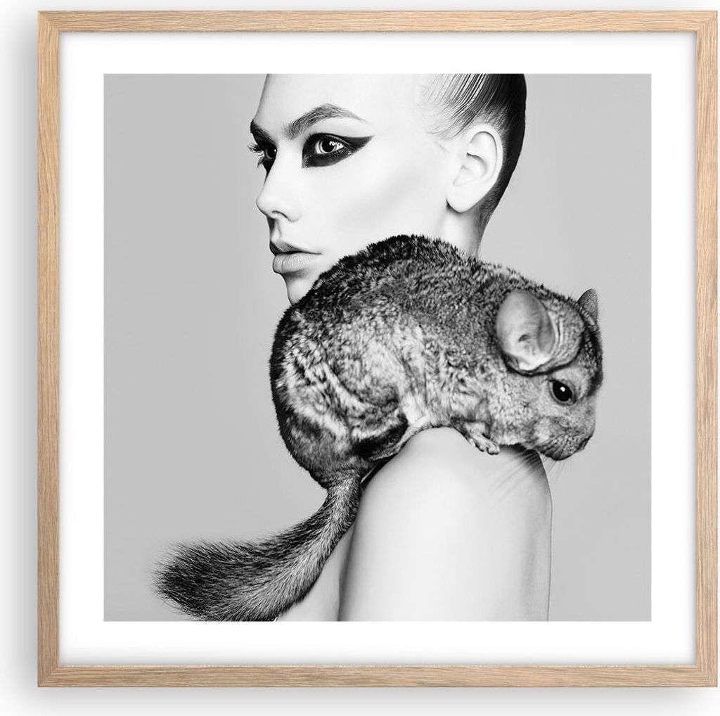 Gerahmtes Poster - Rahmen in heller Eiche - Chinchilla Frau Porträt - 50x50 cm - Wand Bild - Wanddeko - Wandbilder - Wandposter - Bilderrahmen - B...