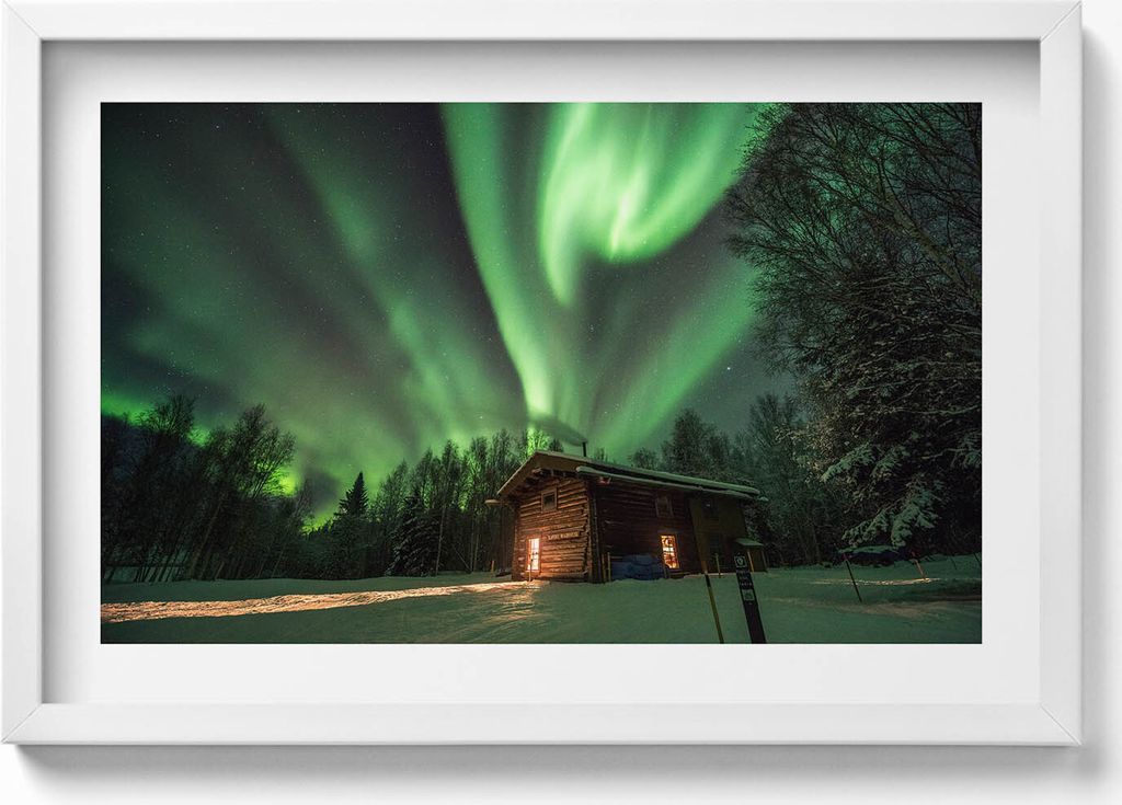 Polarlichter und Hütte im Wald– Wandbild mit Rahmen – Gerahmtes Bild – Wanddekoration – 60x40 cm – Schwarz Rahmen