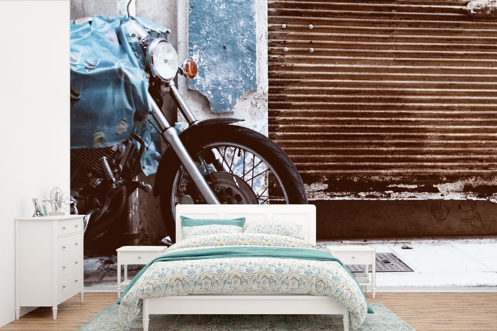 MuchoWow Fototapete für Wohnzimmer oder Schlafzimmer Wandtapete Vinyl Motivtapete Ein geparktes Motorrad mit einem rostigen Garagentor - 420x280...