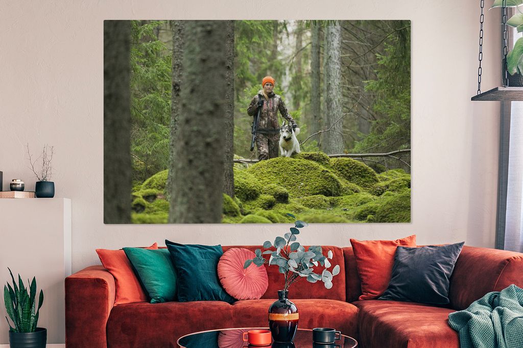 OneMillionCanvasses - Leinwandbilder - 150x100 cm, Eine Frau geht mit einem Jagdhund durch den Wald, Wandbilder Kunstdruck Wanddekoration