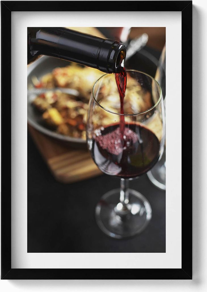 Einschenken von Rotwein in ein Glas– Wandbild mit Rahmen – Gerahmtes Bild – Wanddekoration – 40x60 cm – Schwarz
