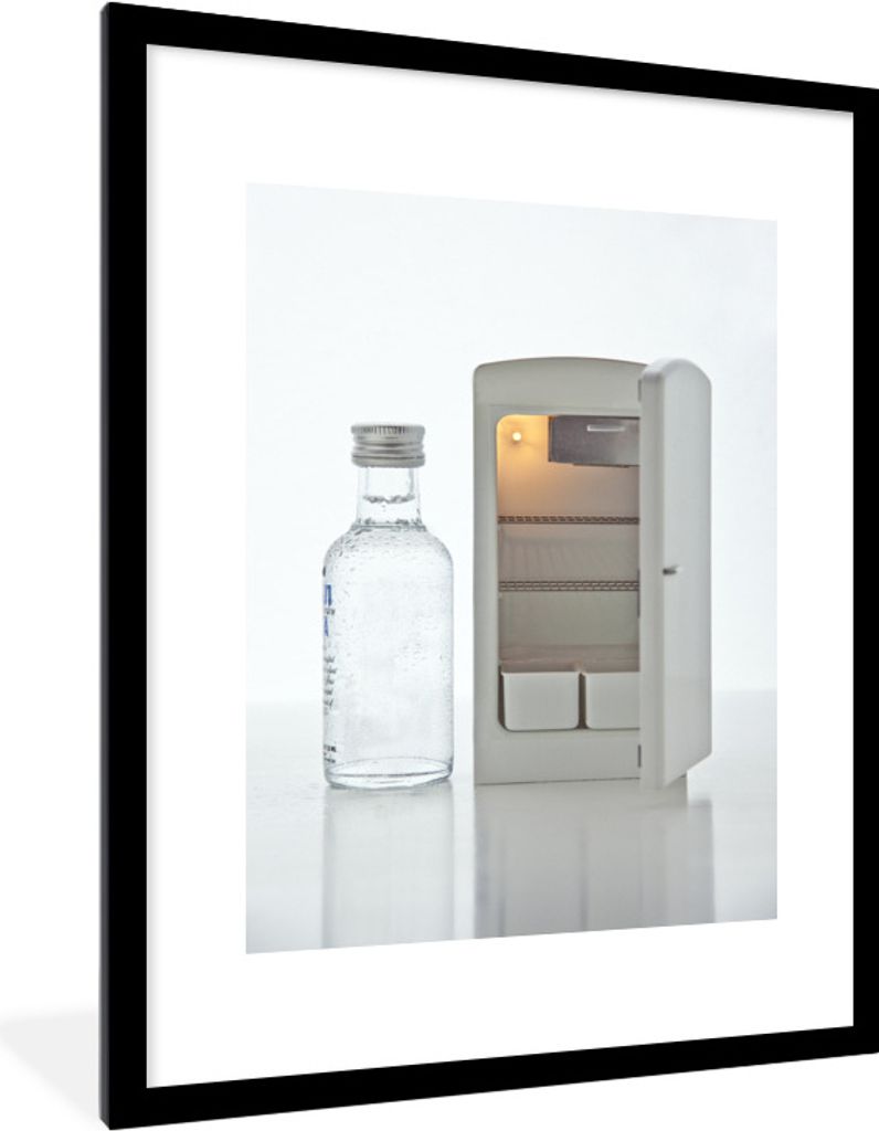 MuchoWow Gerahmtes Poster Kleine Waffeln, Mini-Kühlschrank und ein Glas Wodka 60x80 cm - Poster mit Schwarzem Bilderrahmen Wandposter Rahmen Fot...