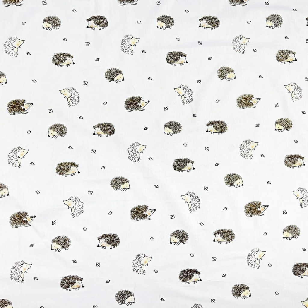 100% Baumwolle mit braunen Igeln auf weißem Hintergrund