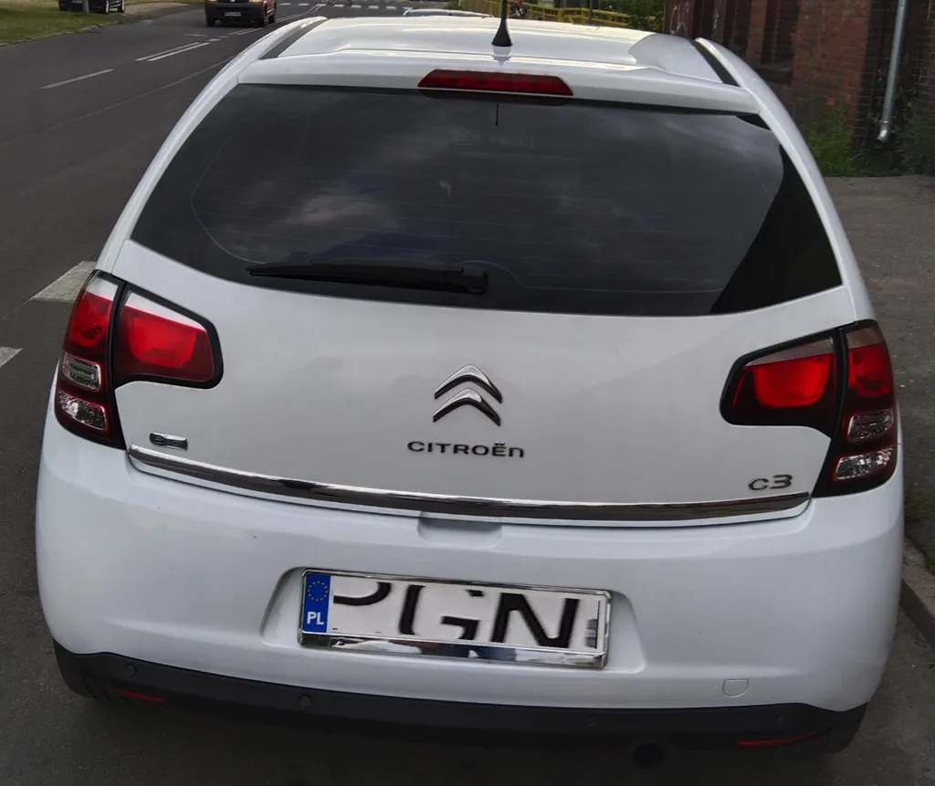 Accessoire de finition chrome 45 mm pour hayon de Citroën C3 II 08