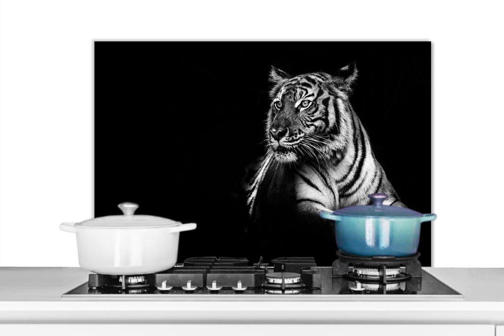KitchenYeah Spritzschutz Küche - Küchenrückwand - Wandschutz für Herd und Spüle - Tiger - Tiere - Schwarz - Weiß 90x60 - Alu-Dibond (Alter...