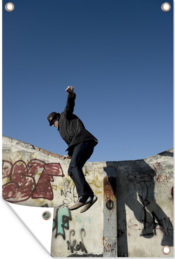 MuchoWow 60x90 cm Outdoor-Poster Gartendeko Sichtschutz Garten Poster für den Garten Eine Person, die als Freerunner von einem Gebäude springt