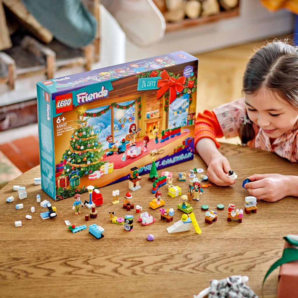 LEGO Friends Adventskalender 2024, vorweihnachtliches Produktbild 6