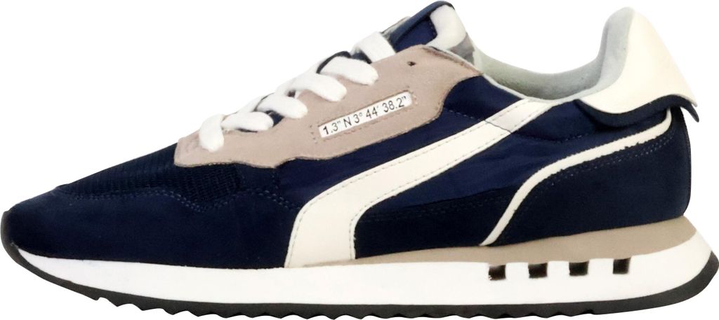 Sneakers mit Schnürsenkeln