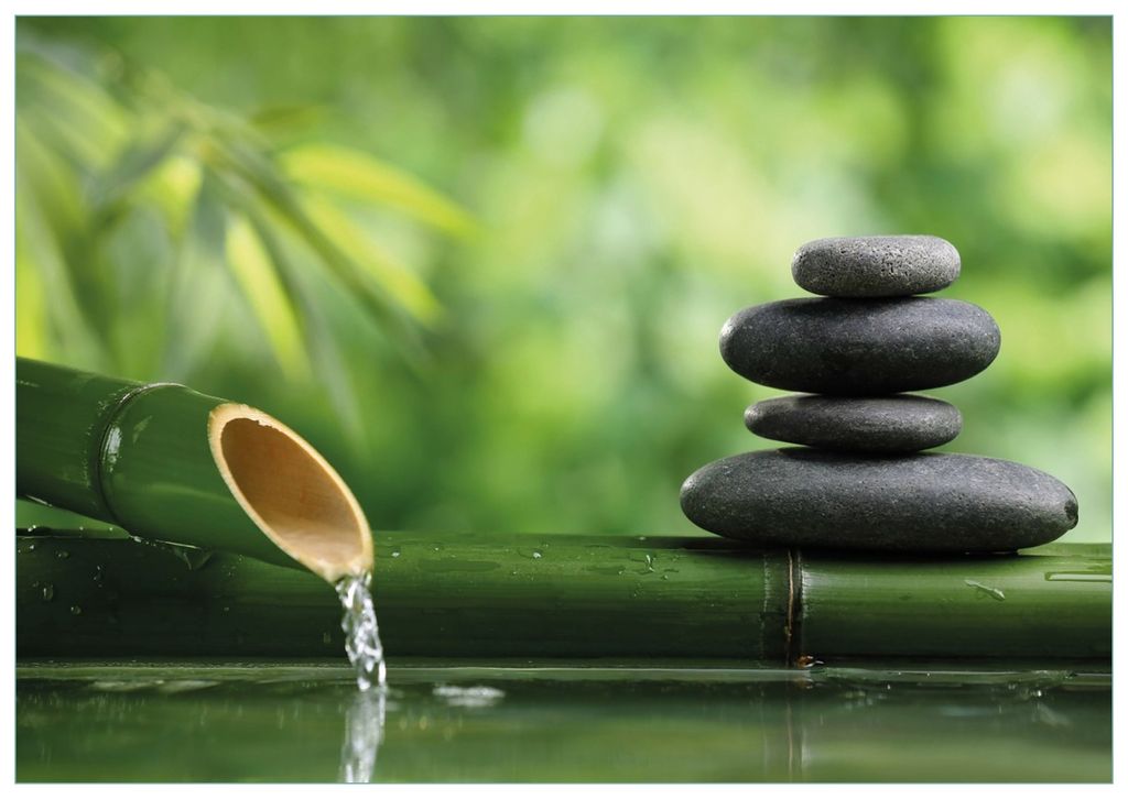 Wallario Premium Glasbild, freischwebende Optik, kräftige Farben, Größe 100 x 70 cm Motiv Steinstapel und Bambus auf dem Wasser