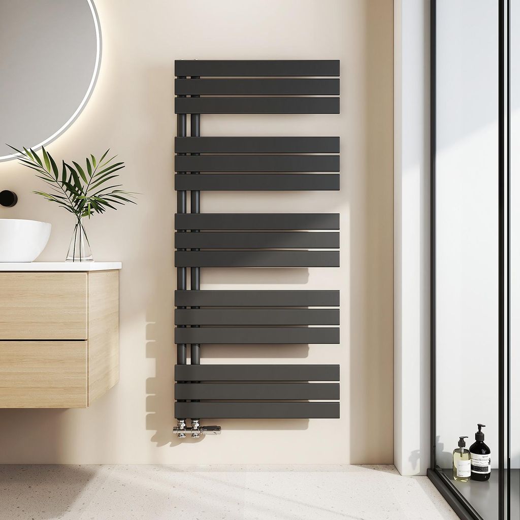 EMKE Badheizkörper Flach 132x60 cm Schwarz Handtuchwärmer Produktbild 