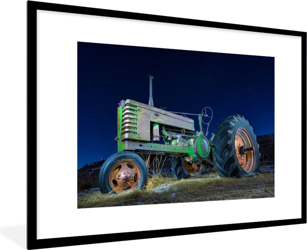MuchoWow Gerahmtes Poster Traktor - Grün - Sternenhimmel - Bauernhof - Nacht 90x60 cm - Poster mit Schwarzem Bilderrahmen Wandposter Rahmen Foto...