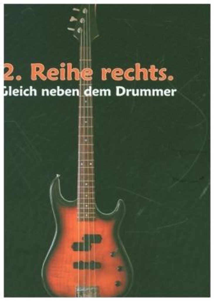 2. Reihe rechts. Gleich neben dem Drummer!
