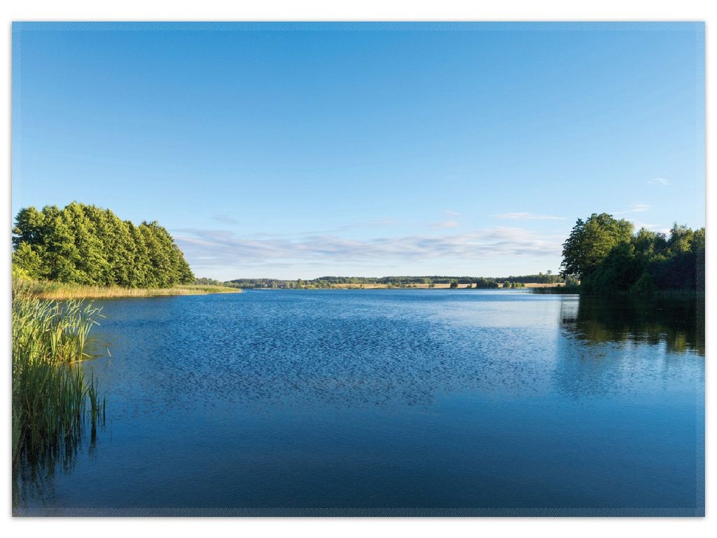 Wallario Premium Teppich, Größe 50 x 70 cm, Malerischer See mit Schilf unter blauem Himmel
