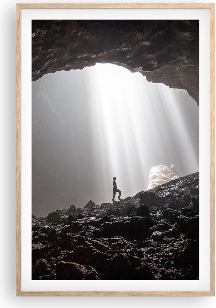 Gerahmtes Poster - Rahmen in heller Eiche - Höhle Morgendämmerung Frau - 61x91,5 cm - Wand Bild - Wanddeko - Wandbilder - Kunstposter - Wandposte...