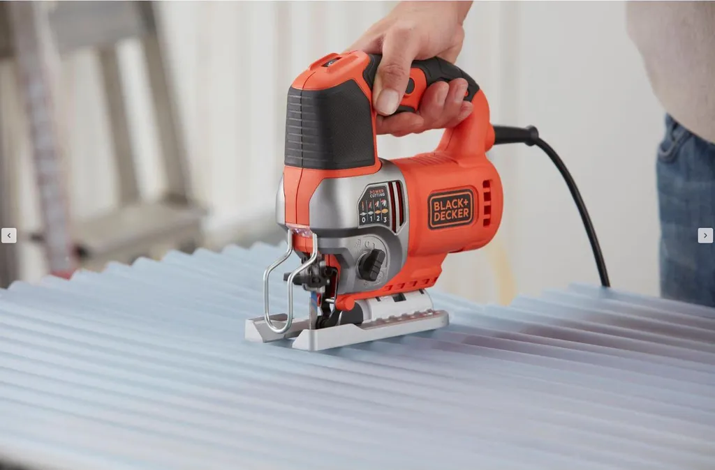Scie sauteuse pendulaire 650W BLACK+DECKER : Coupe rapide et précise
