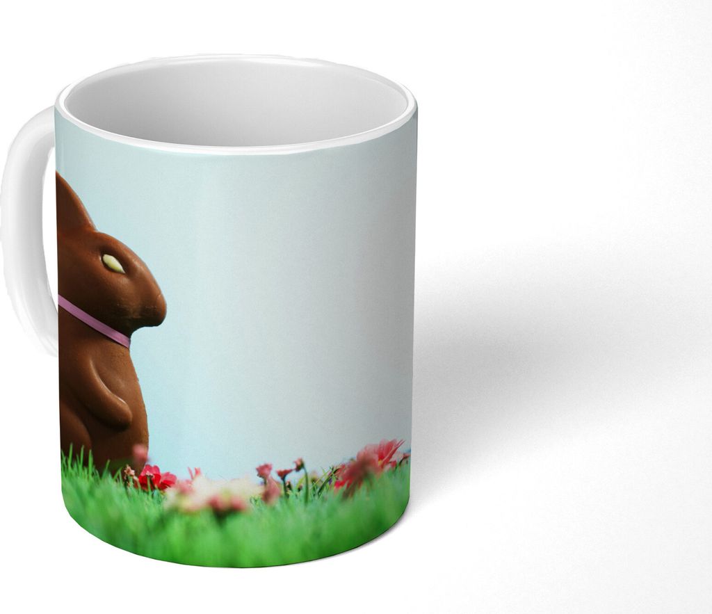 MuchoWow Tasse Kaffeetasse Kaffeebecher 350 ml Zwei Schokoladenosterhasen auf einem hellblauen Hintergrund Teetasse - Fototasse - Becher - Kerami...