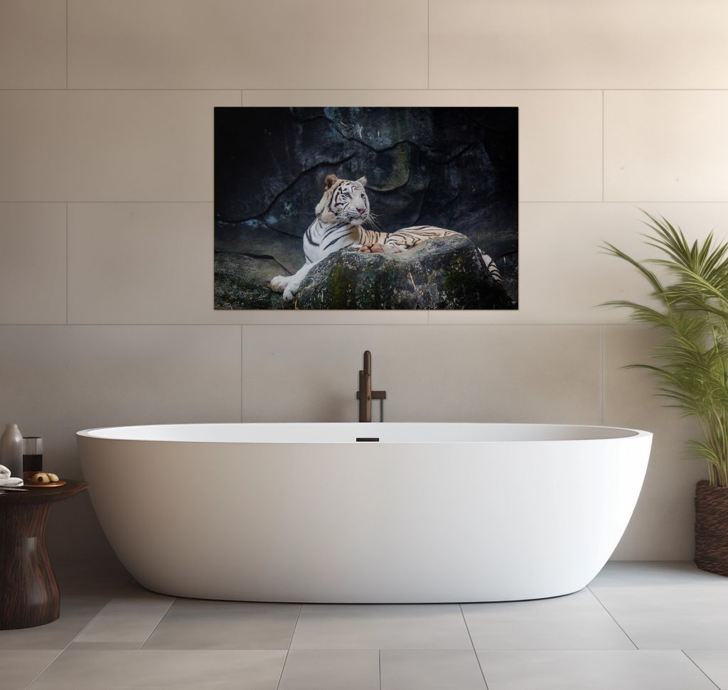 Wallario wasserfestes Poster selbstklebend 91,50 x 61 cm, Weißer Tiger auf einem Felsen, Badezimmerposter Spritzschutz mit Hochglanzoberfläche in...