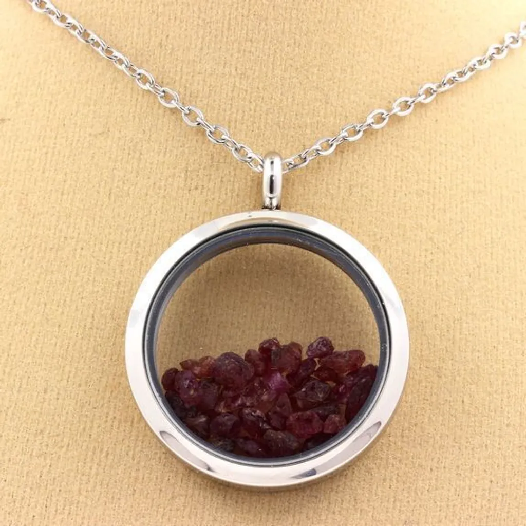Collier de rubis brut rouge intense 18 carats avec finition artisanale