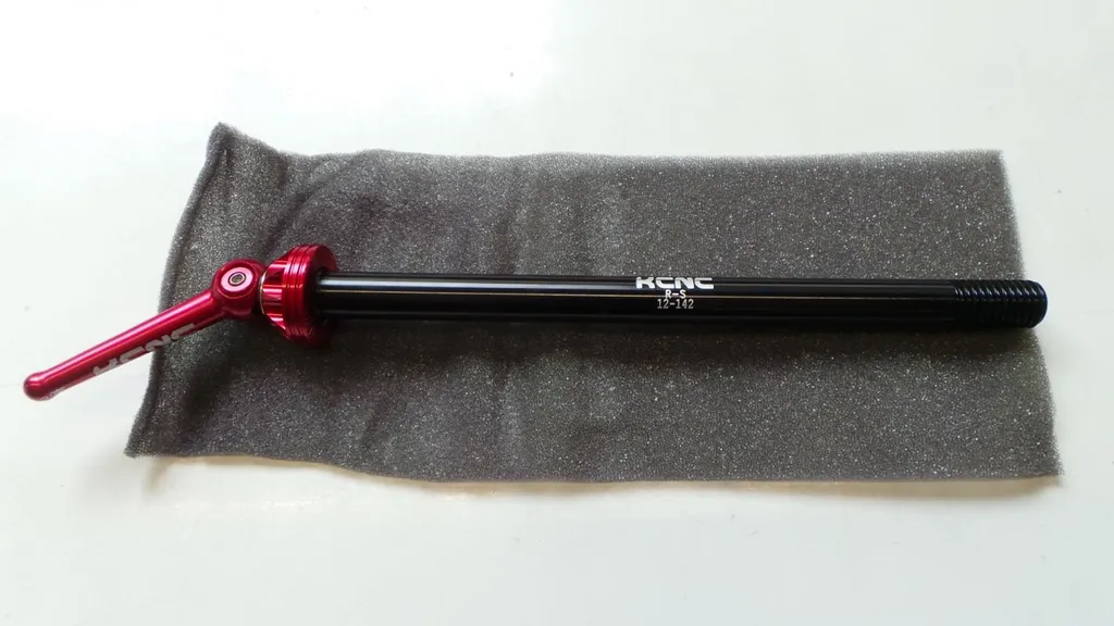 Axe Arrière KCNC Léger 142x12mm E-Thru Rouge Haute Performance VTT