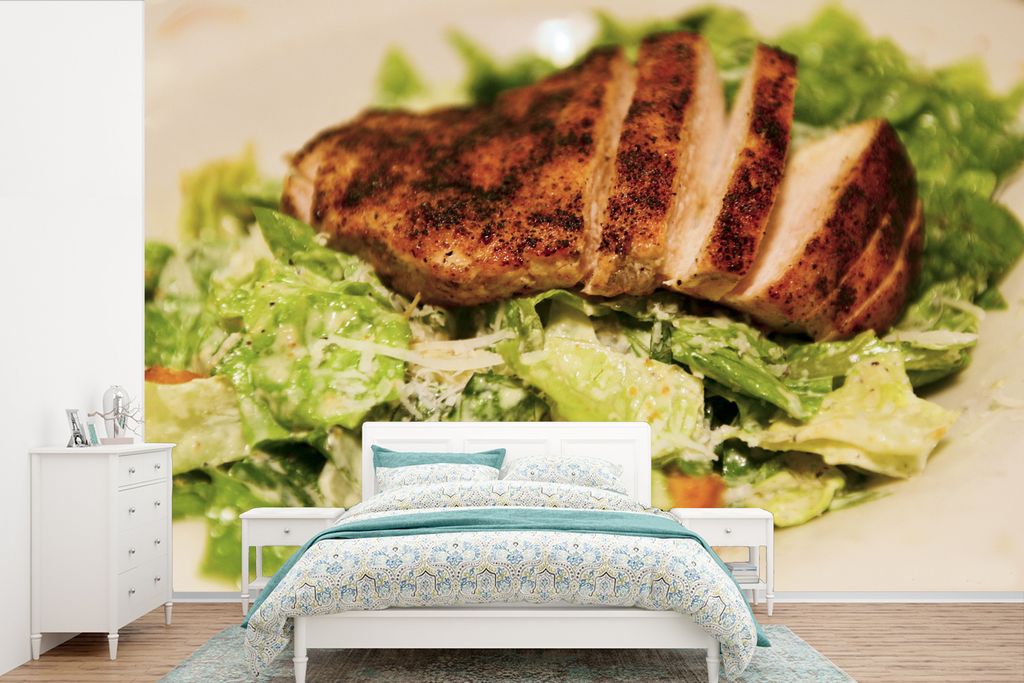 MuchoWow Fototapete für Wohnzimmer oder Schlafzimmer Wandtapete Vinyl Motivtapete Nahaufnahme eines Caesar-Salats mit gegrilltem Hähnchen - 525...