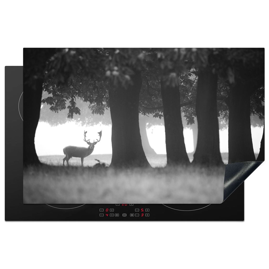 KitchenYeah Herdabdeckplatte Landschaft mit einem Damhirsch - schwarz und weiß , 80x52cm, Küche Deko, Glaskeramikkochfeld Herdabdeckung, Abdeck...