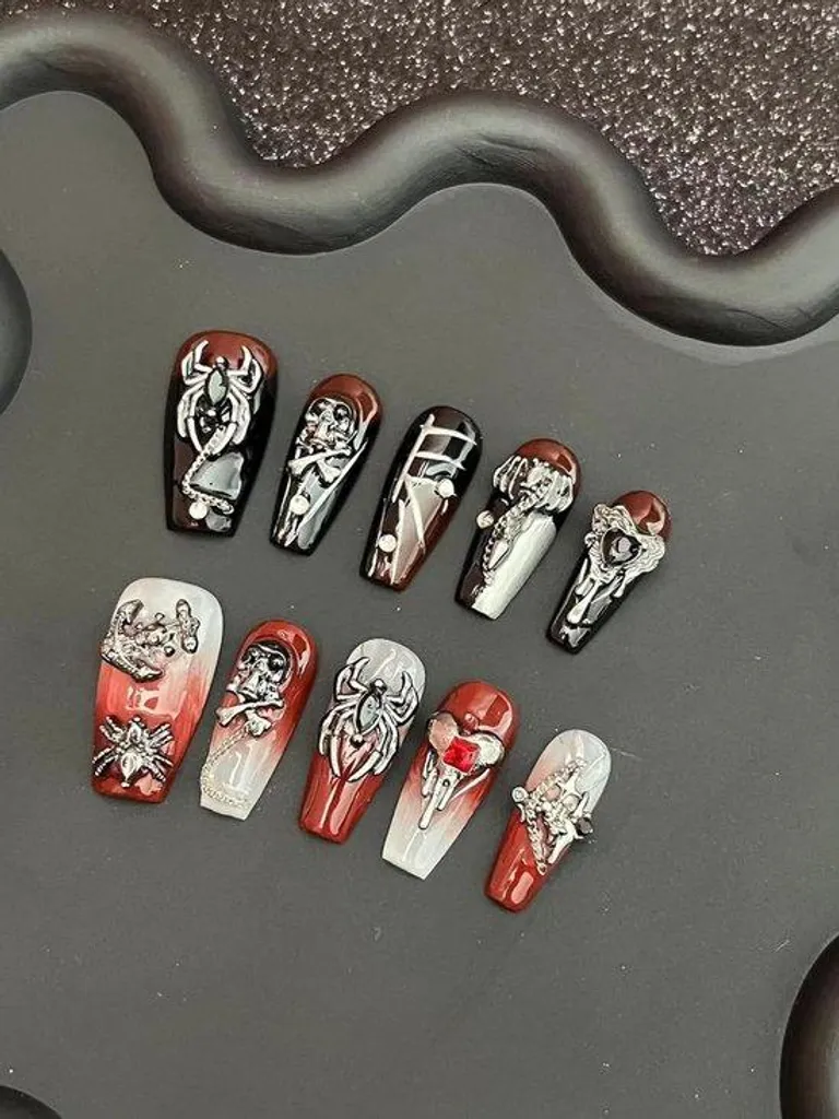 Faux ongles Halloween : finissez votre look avec 10 crânes 3D et croix
