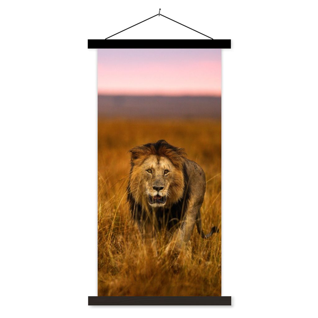 MuchoWow Textilposter Löwe - Savanne - Gras 90x180 cm mit schwarzem Rahmen - Dekoration Wohnzimmer