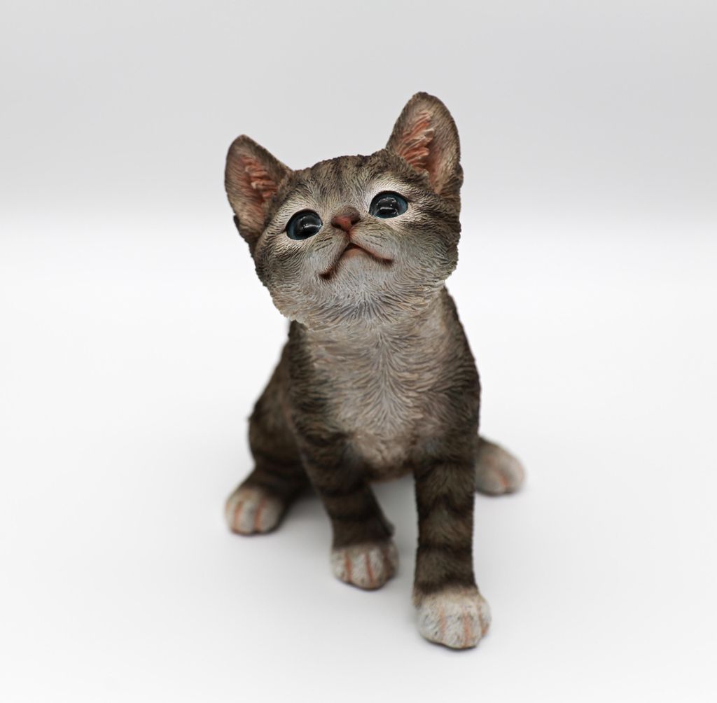 Design Dekofigur Katze sitzend grau getigert 17cm hoch aus Poly Wohnzimmer Tierfigur Garten Deko Modern Gartendeko Gartenfigur (Katze sitzend grau)