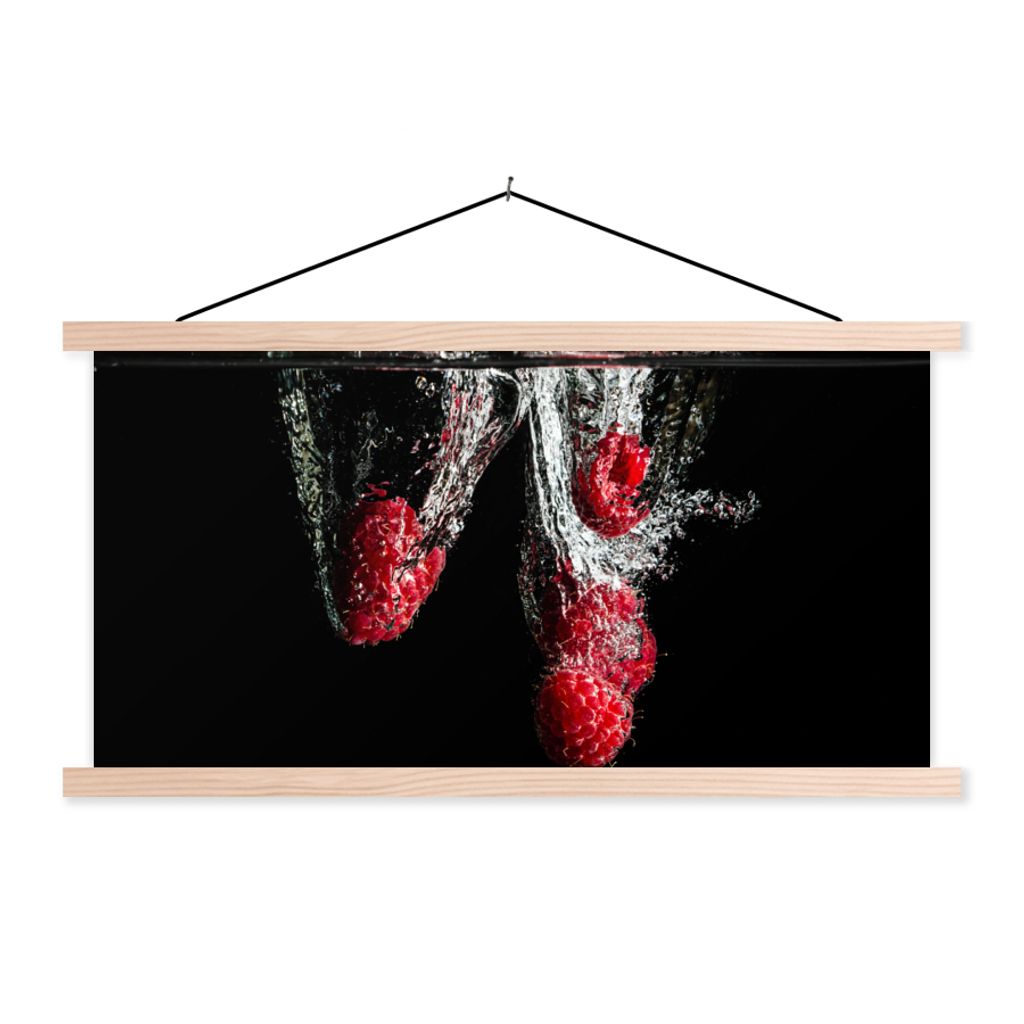 MuchoWow Textilposter Himbeeren - Obst - Stilleben - Wasser - Schwarz - Rot 120x60 cm mit holzfarbenen Rahmen - Klemmleiste