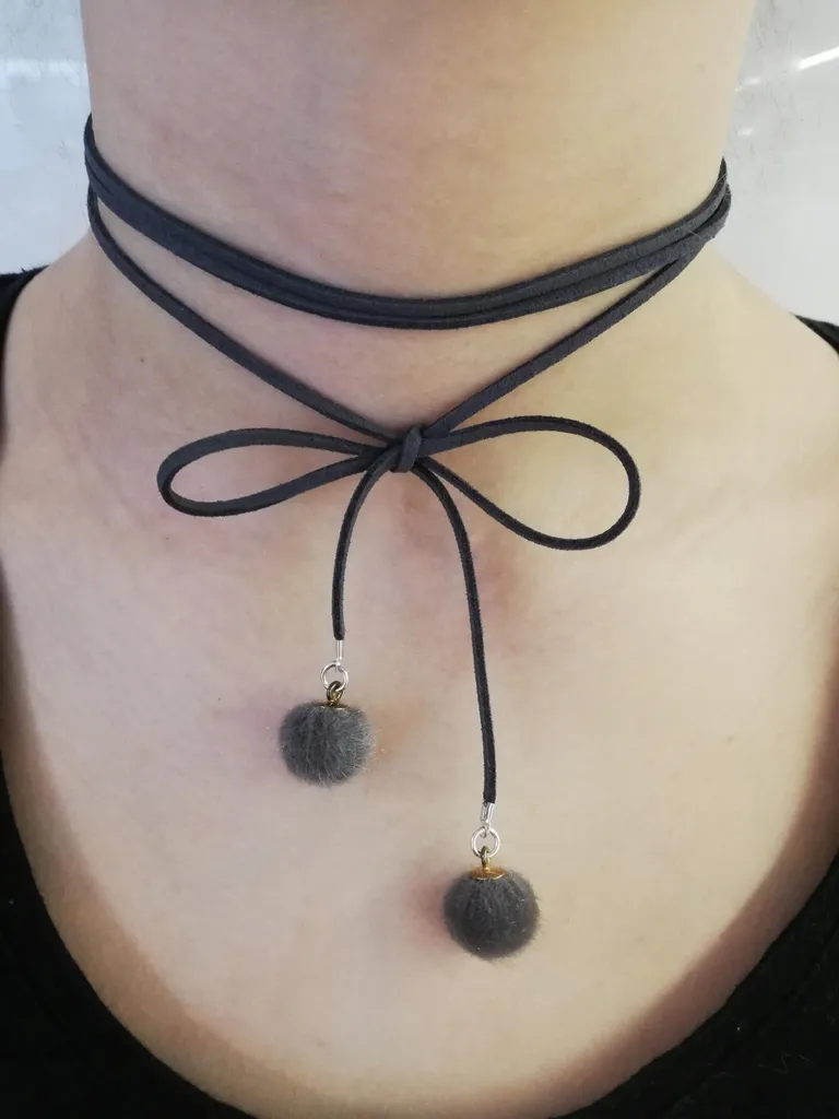 Fiocco da Collo Grigio con Pompon: Eleganza Sartoriale per Cerimonia
