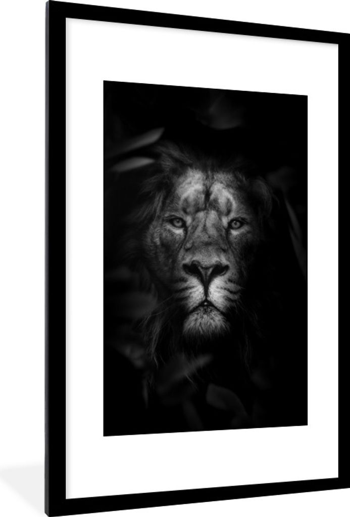 MuchoWow Gerahmtes Poster Porträt eines Löwen mit Blättern im Dschungel - schwarz und weiß 60x90 cm - Poster mit Schwarzem Bilderrahmen Wandp...