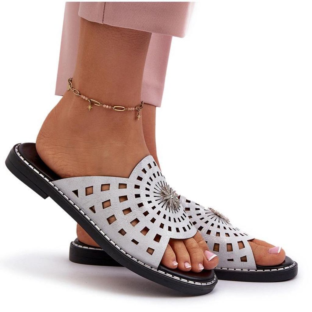 Glänzende flache Damensandalen mit silbernem Ornament Ebirena 36