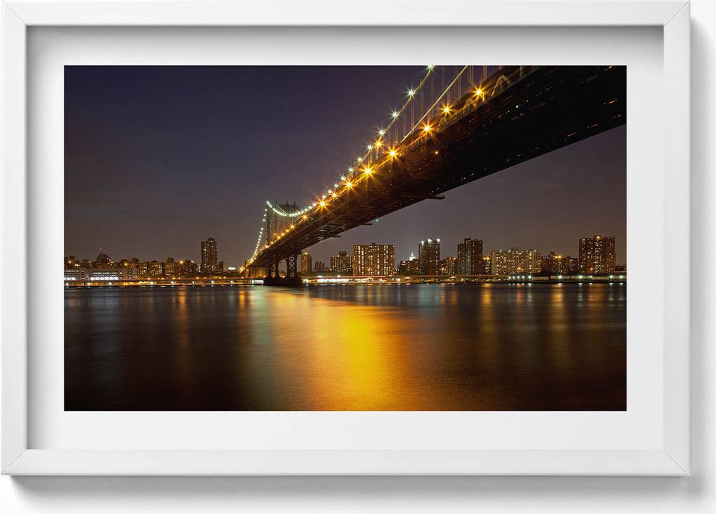 Beleuchtete Brooklyn Bridge in New York– Wandbild mit Rahmen – Gerahmtes Bild – Wanddekoration – 60x40 cm – Schwarz Rahmen