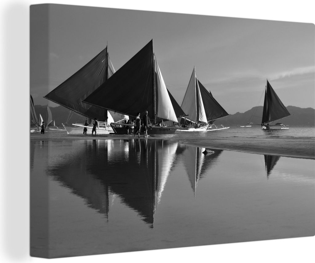 OneMillionCanvasses - Leinwandbilder - 140x90 cm, Reflexion von Segelbooten in der Nähe der Insel Boracay - schwarz und weiß, Wandbilder Kunstd...