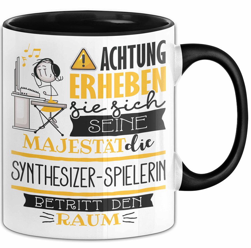 Synthesizer-Spielerin Tasse Geschenk Lustiger Spruch Bitte Erheben Sie Sich Seine Majestät Die Synthesizer-Spielerin Betritt Den Raum (Schwarz)