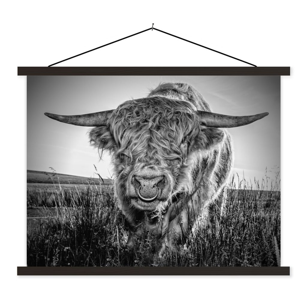 MuchoWow Textilposter Schottischer Highlander - Schwarz und Weiß 120x90 cm mit schwarzem Rahmen - Aufhänger für Poster