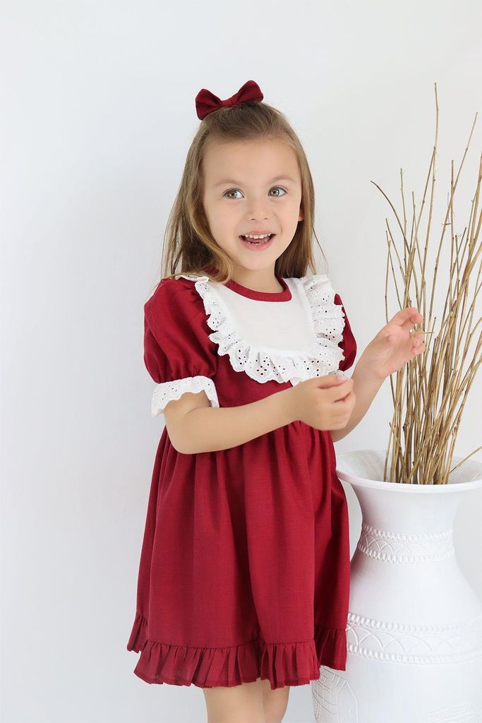 Kleid Ruby - Bordeaux Kleid kurzärmelig mit Rüschensaum Spitzendetails und Haarband