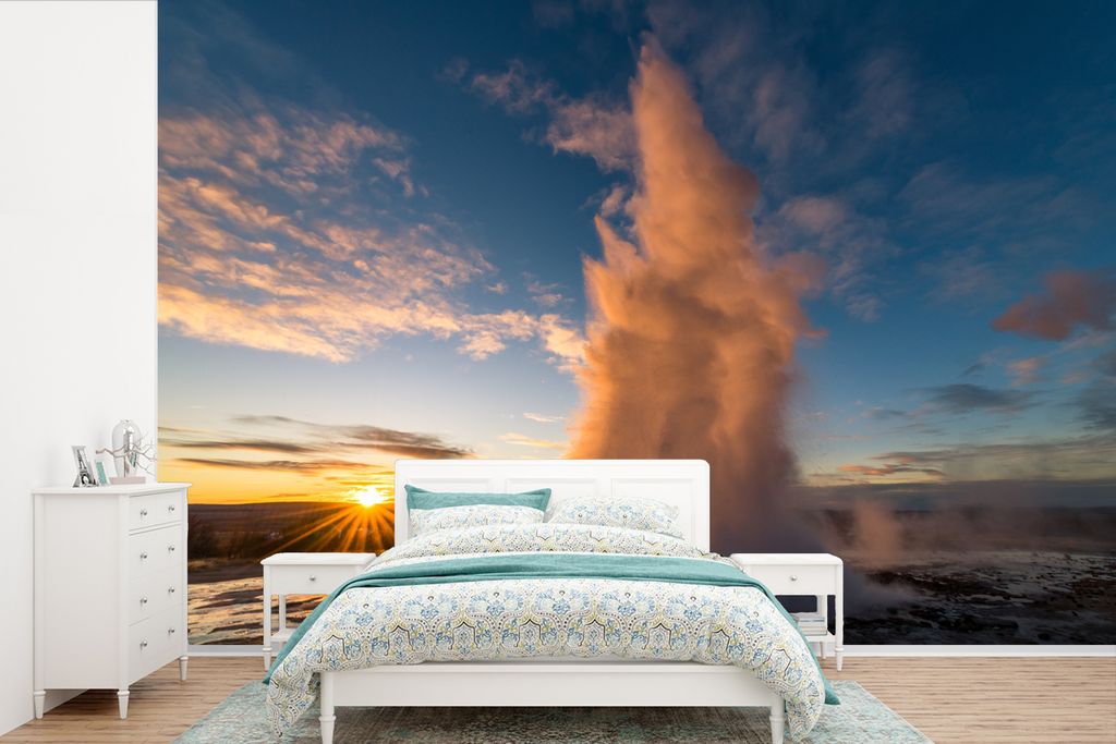 MuchoWow Fototapete für Wohnzimmer oder Schlafzimmer Wandtapete Vinyl Motivtapete Der Geysir in Island mit einer orangefarbenen Färbung durch d...