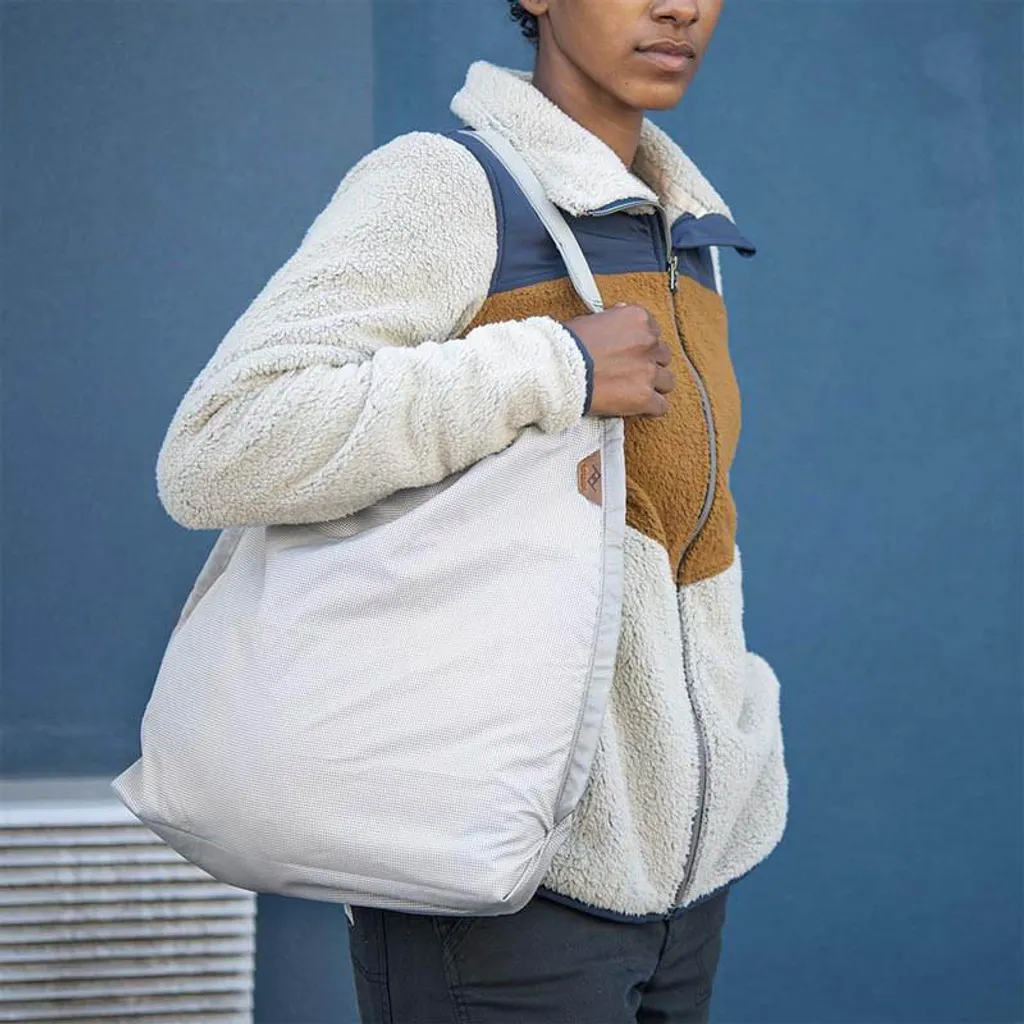Ne manquez plus de place avec le Packable Tote 12L Peak Design Raw robuste - 10