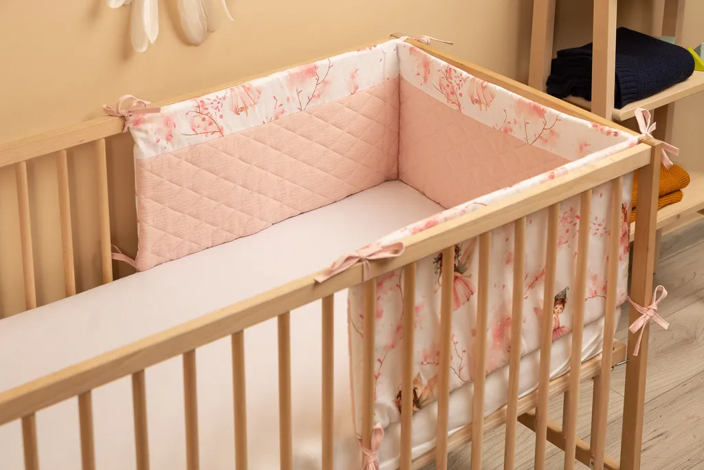 Protection de lit bébé 60x120 en mousseline de coton motif fées rose