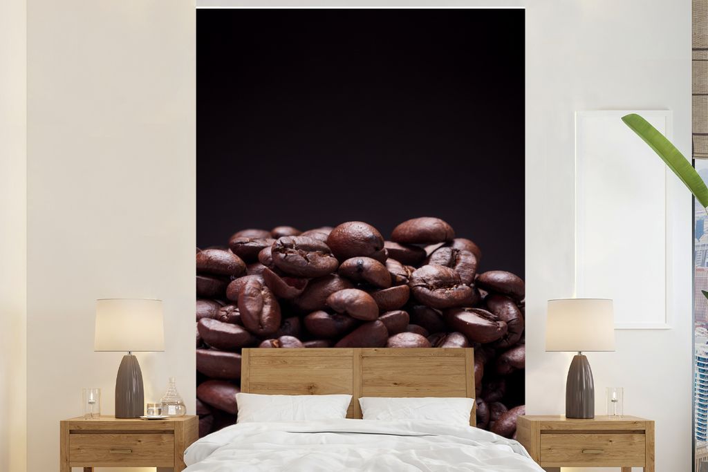 MuchoWow Fototapete für Wohnzimmer oder Schlafzimmer Wandtapete Vinyl Motivtapete Stapel von dunkelbraunen Kaffeebohnen vor schwarzem Hintergrun...