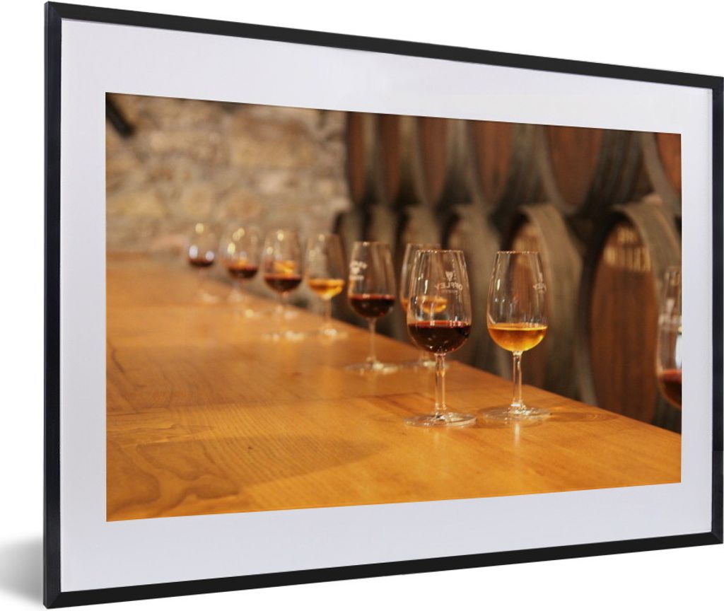 MuchoWow MuchoWow Gerahmtes Poster Eine Reihe von Portweingläsern auf einer Bar 60x40 cm - Poster mit zchwarzem Bilderrahmen - Schlafzimmer - ...