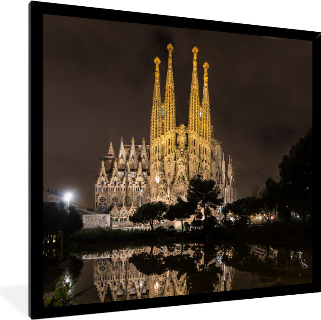 MuchoWow MuchoWow Gerahmtes Poster Die beleuchtete Sagrada Familia in Barcelona bei Nacht 40x40 cm - Poster mit zchwarzem Bilderrahmen - Mit Ra...