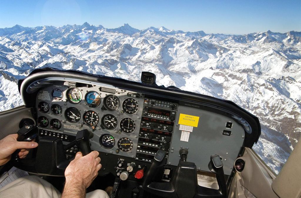 Jochen Schweizer Privat-Rundflug über die Berner Alpen für 2; Erlebnis verschenken oder selbst erleben; Der Gutschein ist gültig für 2 Personen.
