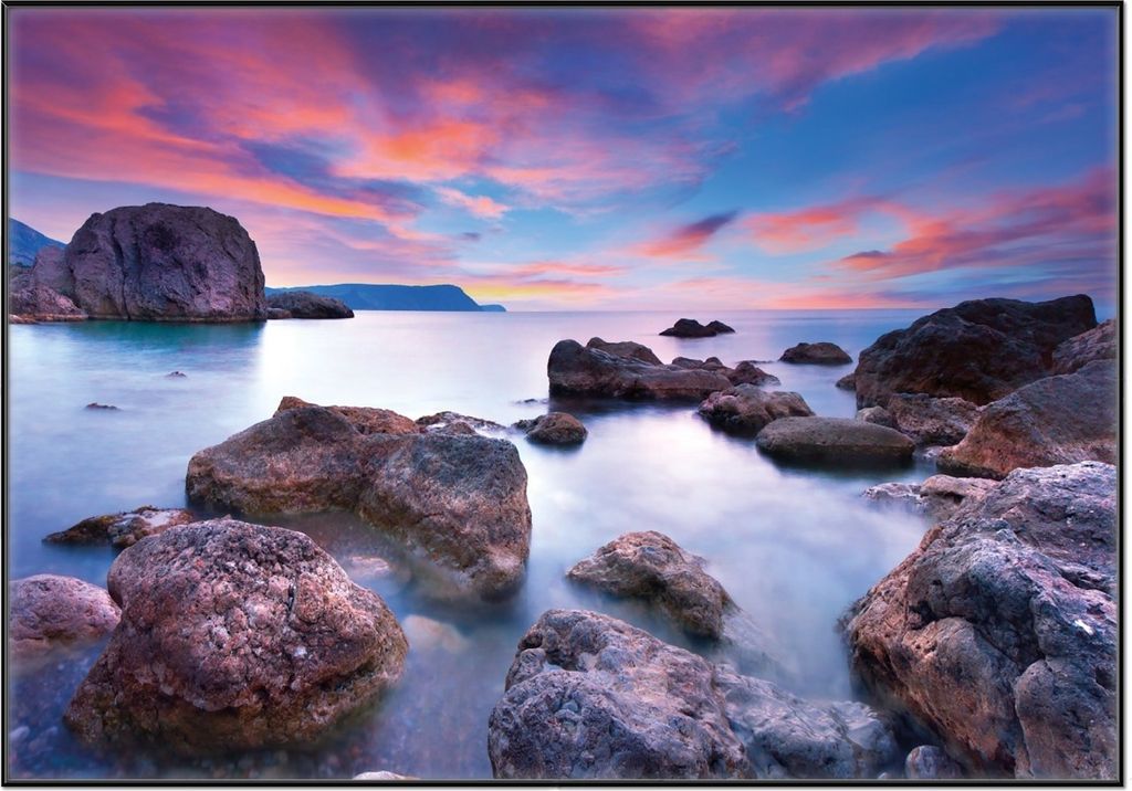 Wallario Wandbild Seelandschaft in blau und rot mit großen Felsen, Größe: 70,30 x 100,30 cm, Poster mit schwarzem Aluminiumrahmen